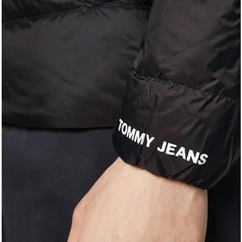Plumas hombre tommy jeans detalle letras en la muñeca